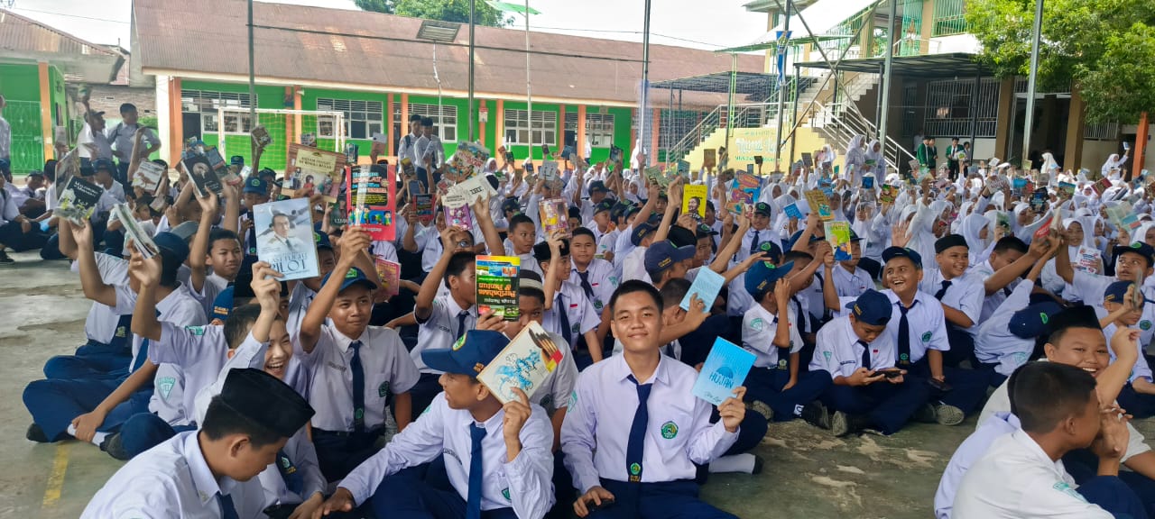 Gerakan Membaca Serentak Warnai Peringatan Bulan Gemar Membaca di MTsN 2 Kota Makassar