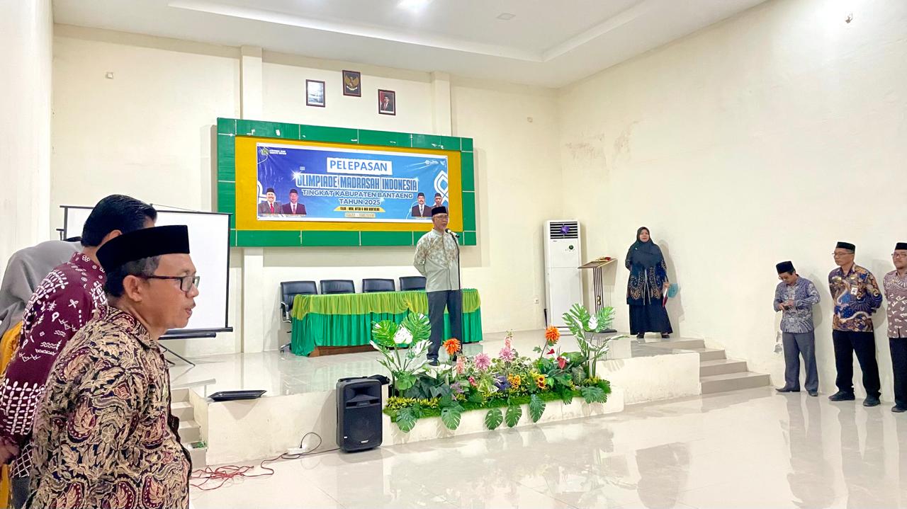 Kakan Kemenag Bantaeng Lepas Peserta OMI 2025 ke Provinsi, Tekankan Fokus dan Kerjasama pada Jumat, 26 September 2025 (Foto: Humas Kemenag Bantaeng)