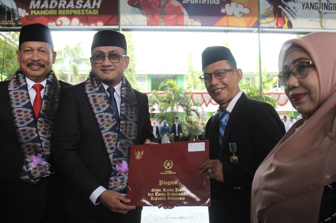 Penyerahan Satyalancana Karya Satya oleh Kepala Biro Kesra Provinsi Sulawesi Selatan didampingi Kakanwil Kemenag Provinsi Sul-sel H.Ali Yafid