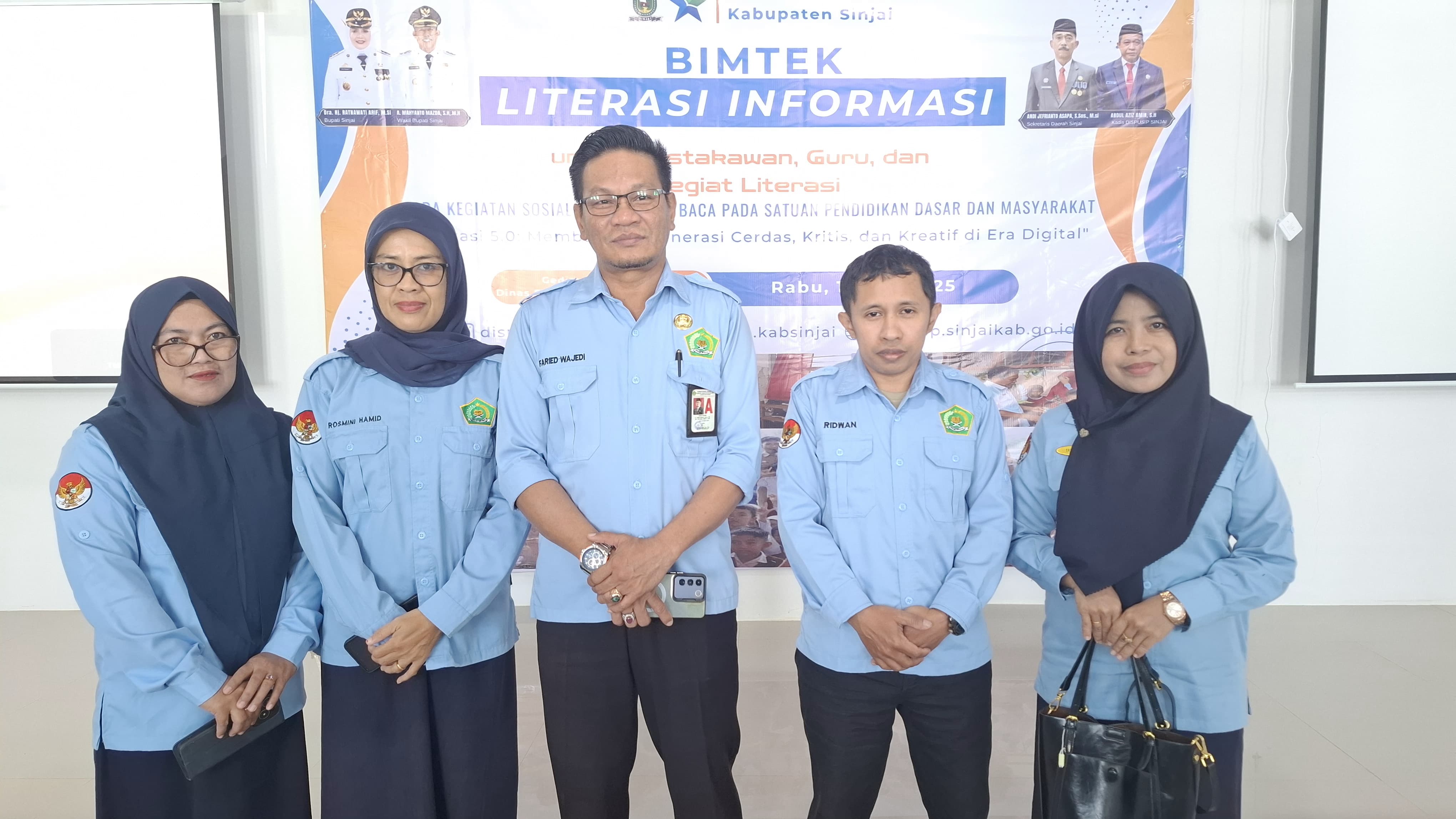 Foto bersama Faried Wajedi bersama Peserta  Bimtek Literasi Informasi Pustakawan, Guru, dan Pegiat Literasi dalam lingkungan Kantor Kemenag Sinjai