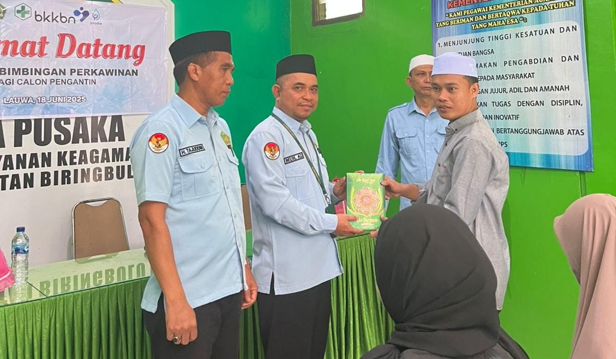 Catin saat serahkan wakaf Qur'an
