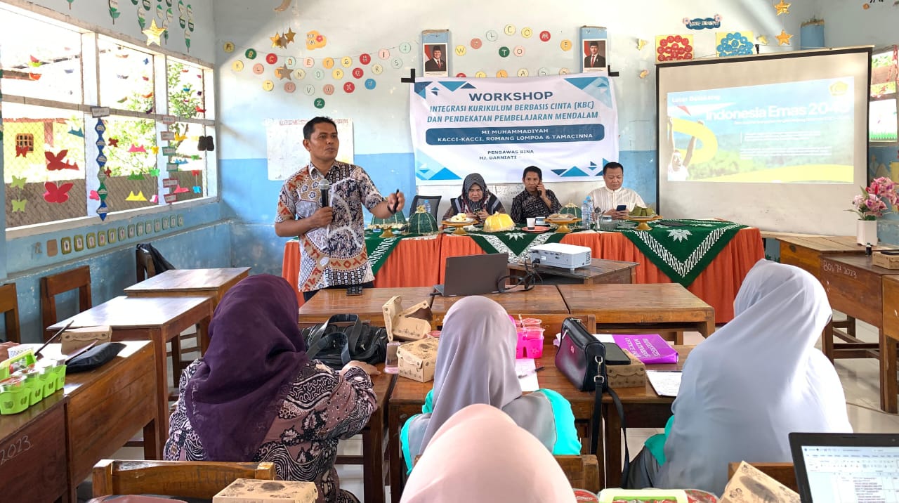 Sekjen Pokjawasnas saat sampaikan materi