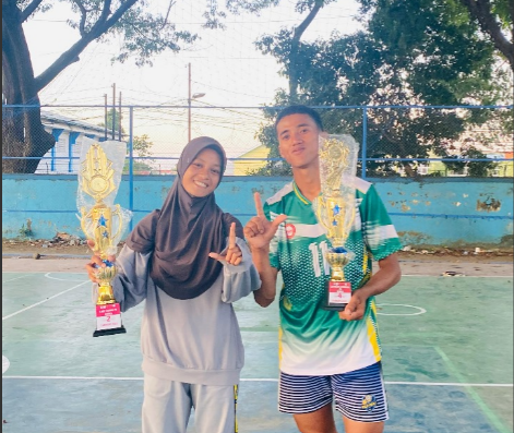 Siti Nur Hidayah dan Muh. Ilham setelah menerima piala di Kejuaraan Tarkam Kemenpora 2025