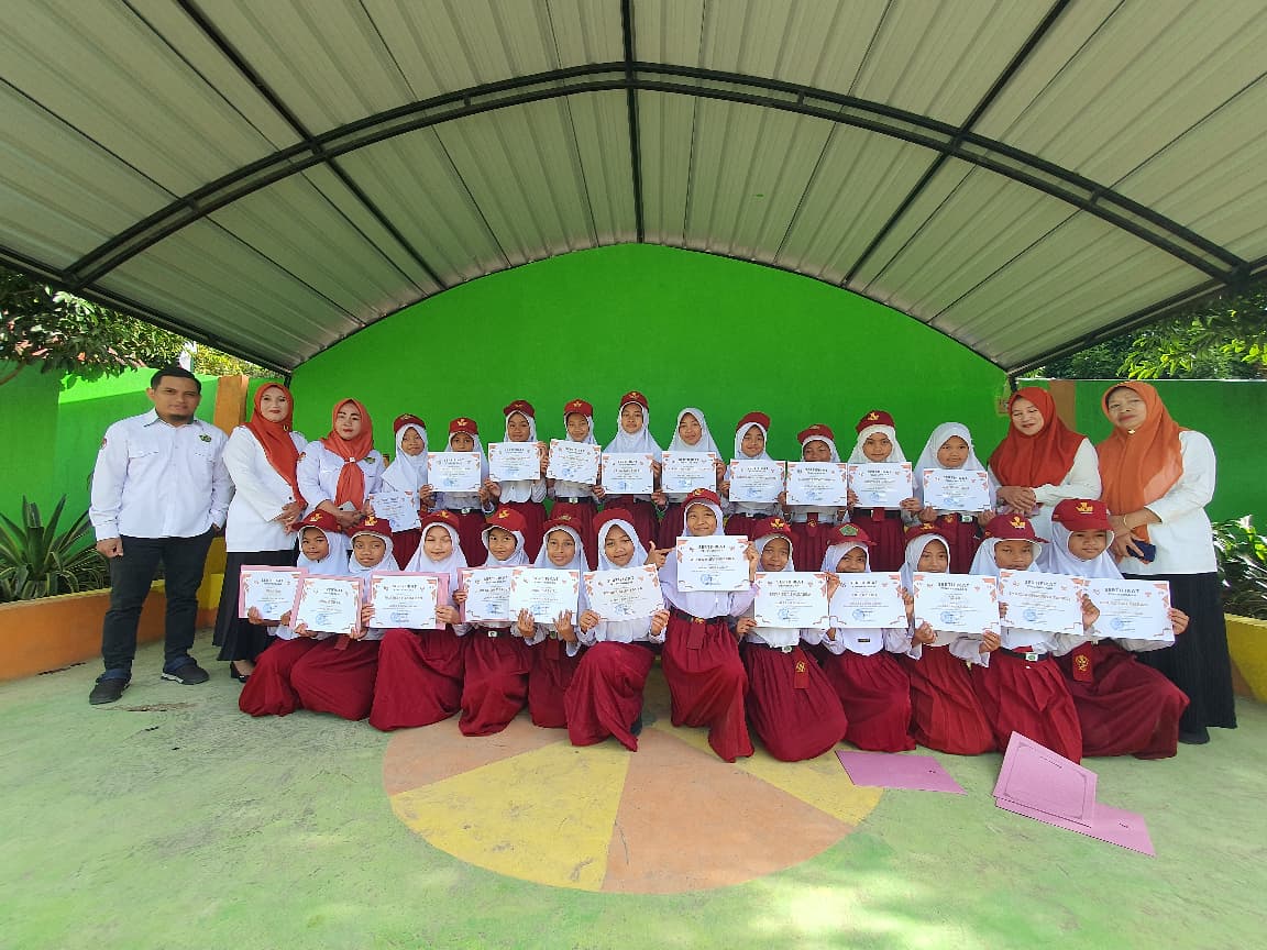 Semarak HUT RI, MIN 3 Sinjai Beri Penghargaan kepada Siswa Berprestasi