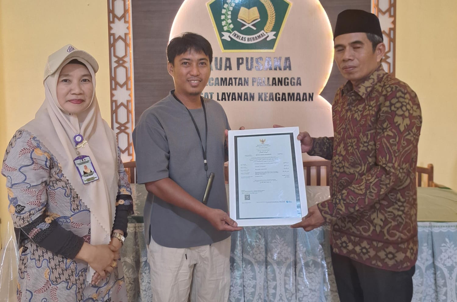 Kepala KUA bersama penerima sertifikat