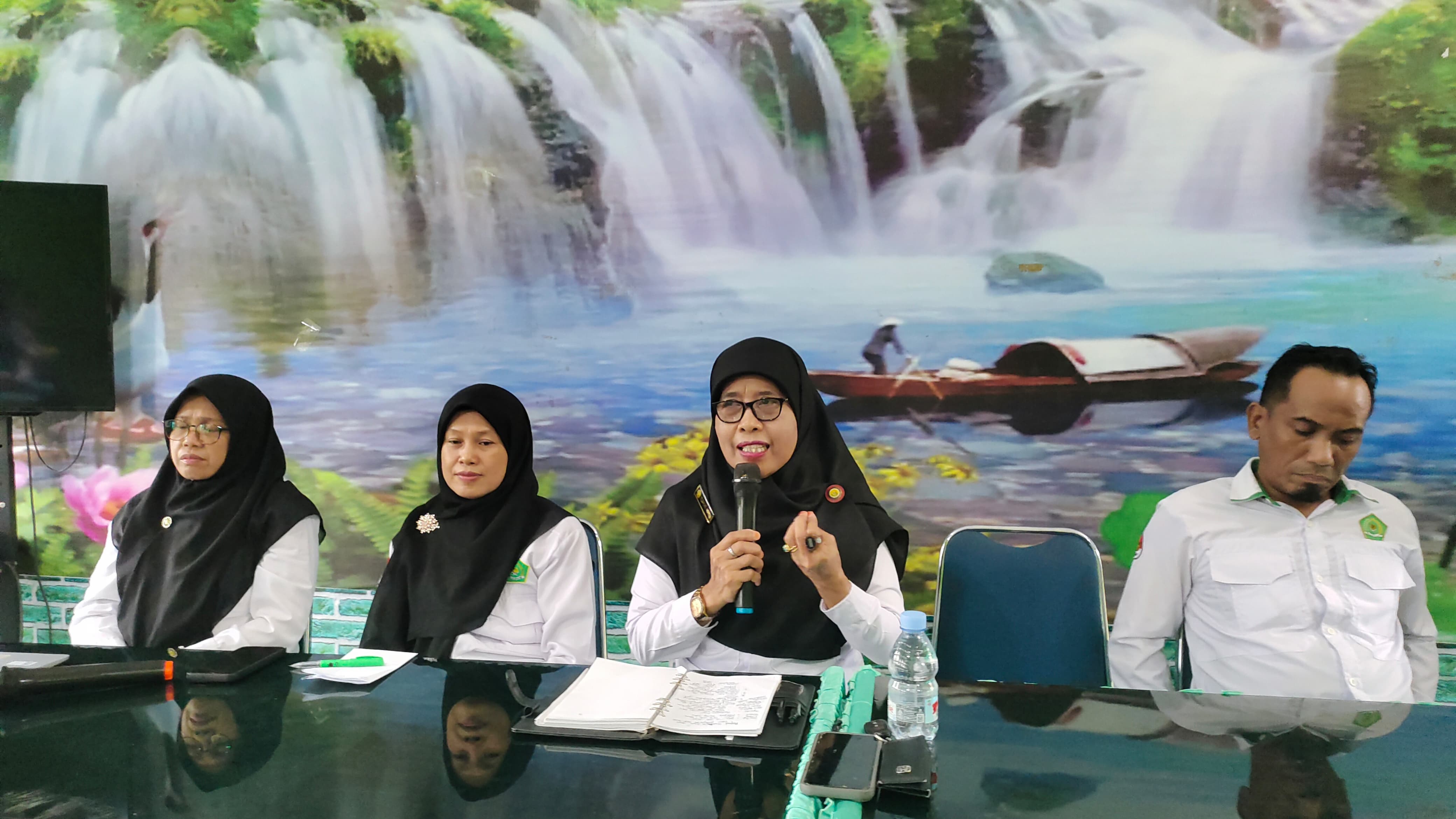Kepala MAn 2 Sinjai Memimpin Rapan Pembagian Tugas Mengajar