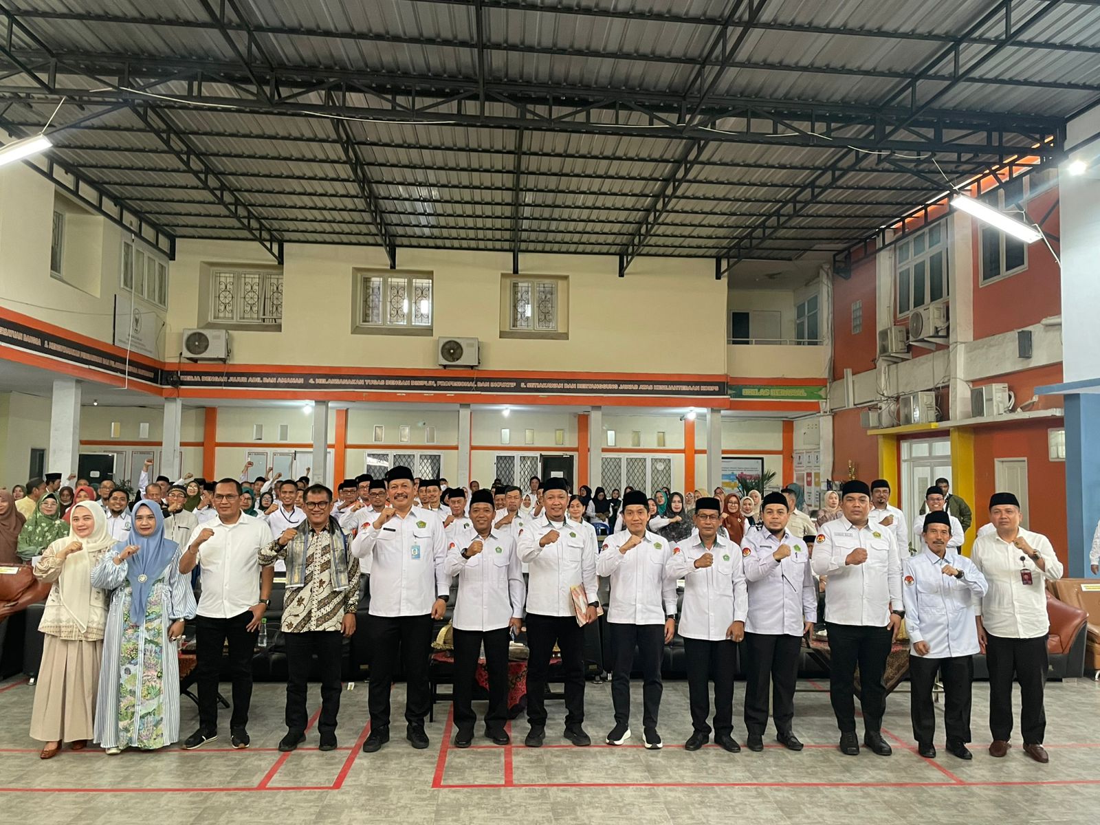 Foto bersama dengan Sekertaris Dirjen PHU dan Kakanwil Kemenag Provinsi Sul-sel