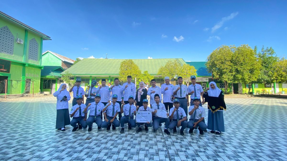 Kepala BNN Kab. Bone didampingi Ketua DWP BNN Kab. Bone Foto Bersama usai Upacara bendera