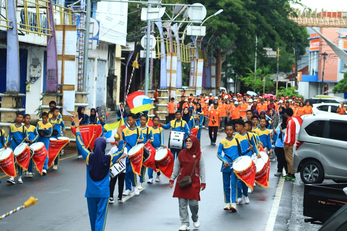 Drum Band MTsN Parepare Meriahkan Gerak Jalan Santai HUT ke-79 Gereja Paroki Santa Petrus Rasul