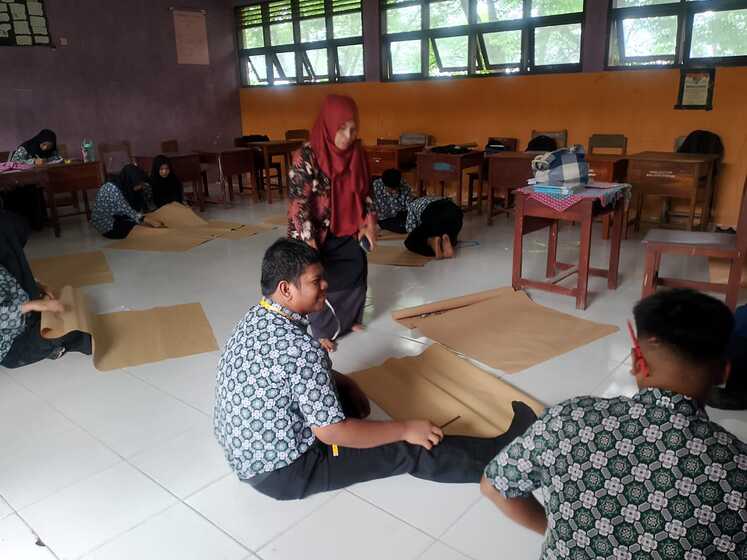 Ujian Praktik Dimulai: Siswa MAN 1 Plus Parepare Rancang Pola Busana Standar S–XL