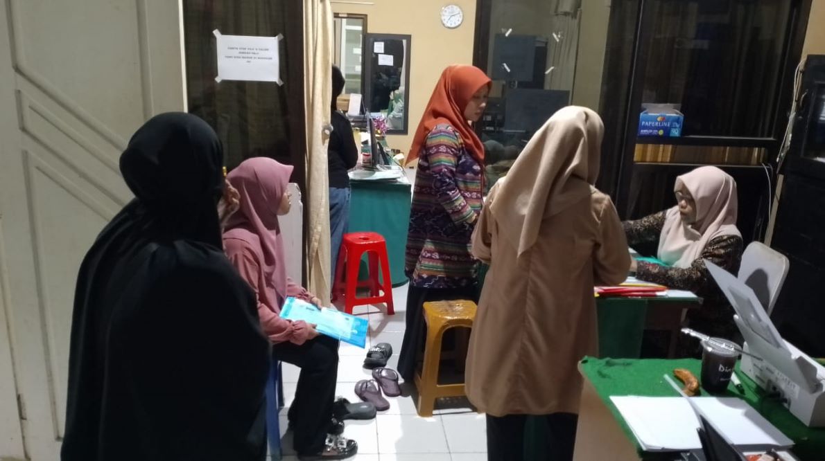 Staf SISKOHAT Haji Kantor Kemenag Kabupaten Bone saat Pelayanan Jemaah Pelunasan, Rabu (26/2/2025)