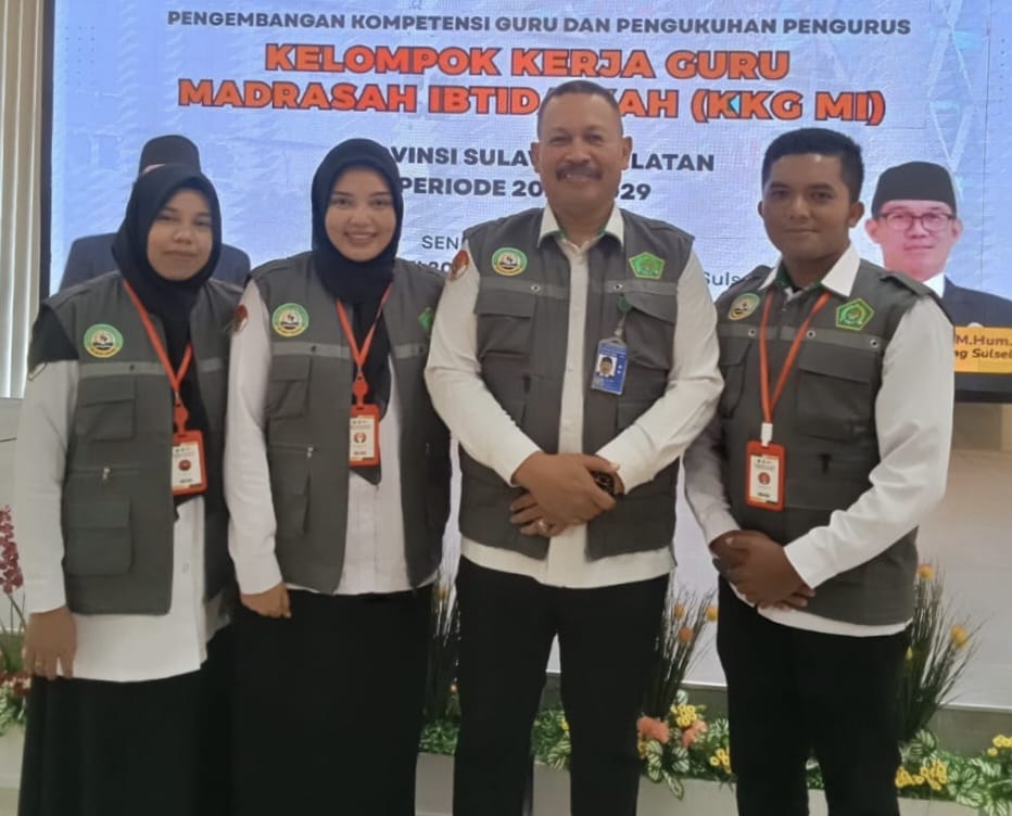 Perwakilan Guru MIN 7 Bone foto bersama Ka Kanwil Kemenag SulSel