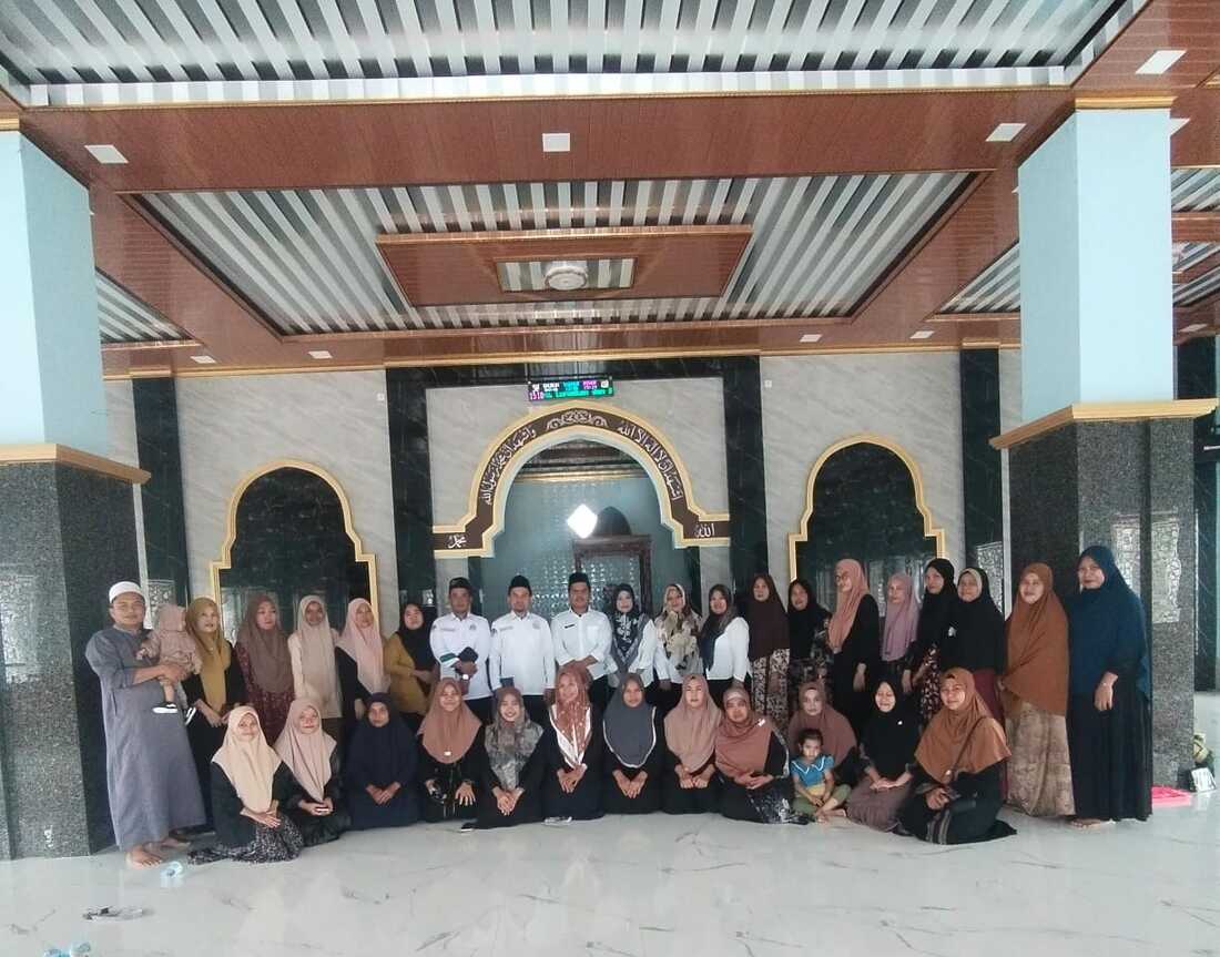 foto bersam dengan anggota majlis taklim desa padacenga