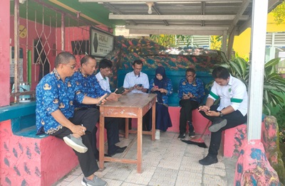 Kepala MAN Sidenreng Rappang Bersama Guru Galakkan Budaya Literasi di Pojok Baca