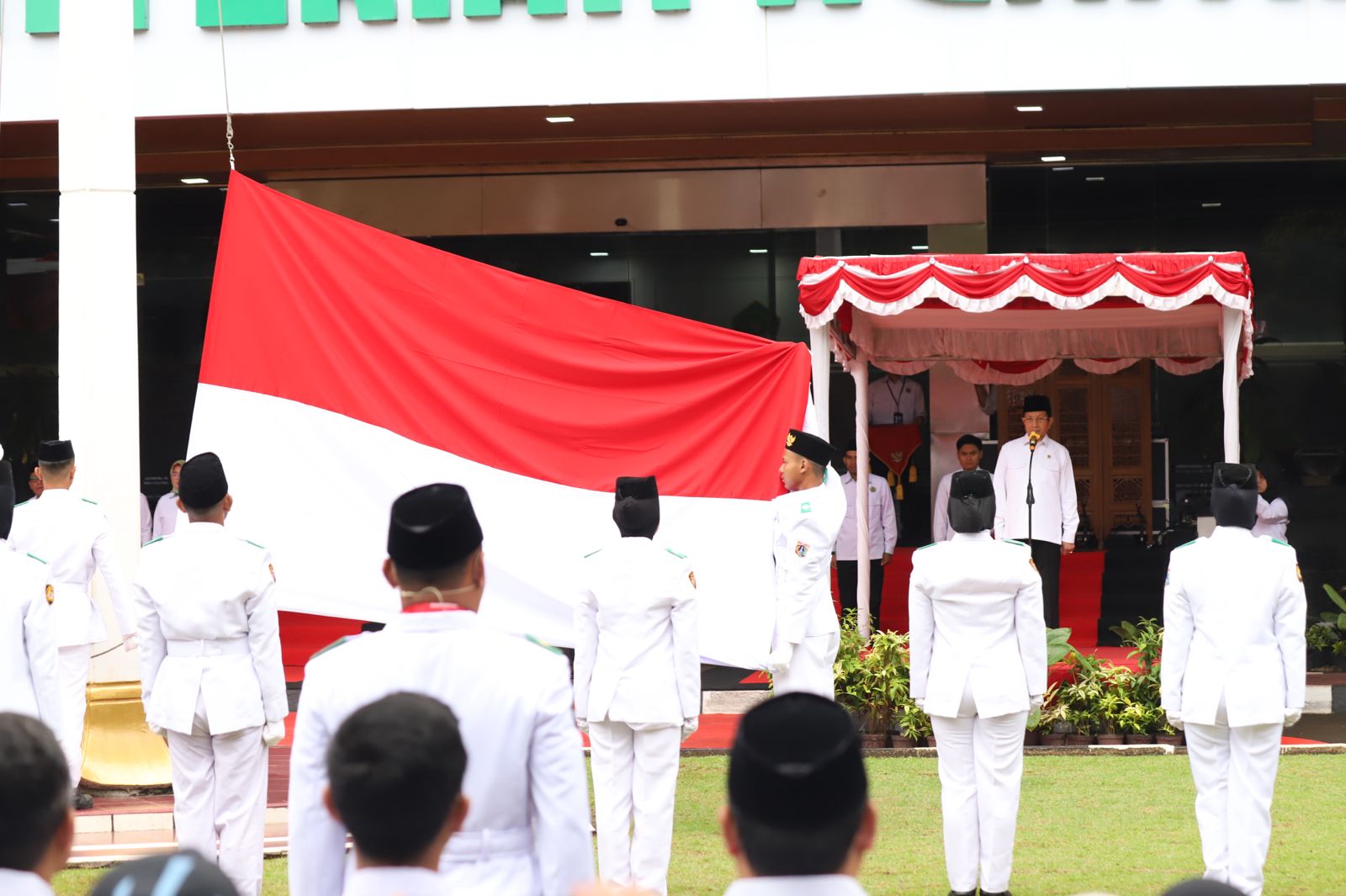 Menag saat menjadi inspektur Upacara Peringatan HAB ke-80 di halaman kantor Kementerian Agama, Jakarta, Sabtu (3/1/2026).