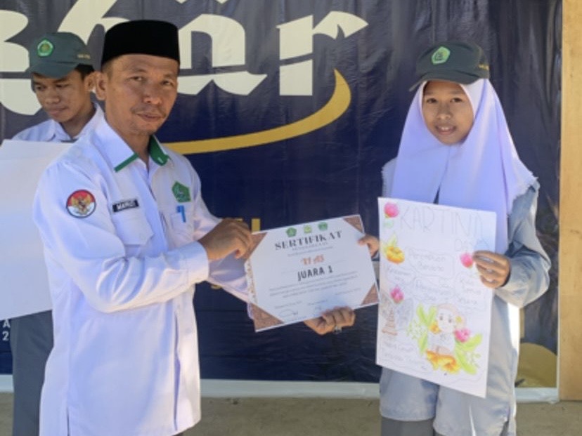 Penyerahan sertifikat kepada Peraih Juara Lomba Menggambar Tema Kartini