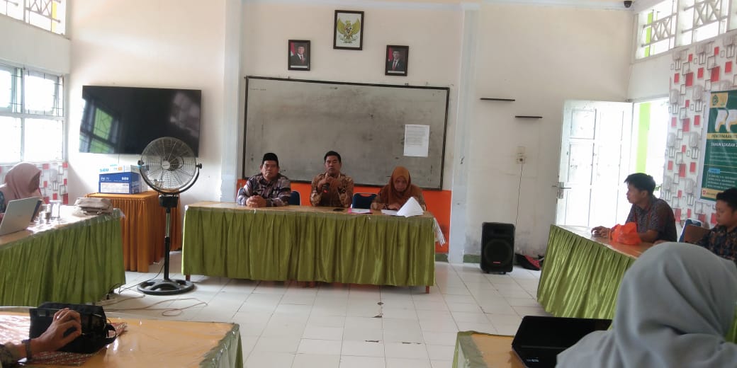 Kepala MAN 4 Bone Andi Muhammad Irfan memimpin jalannya rapat di dampingi oleh Kepala TU Bapak Umar Cole serta salah satu pendidik Ibu Heriyani.
