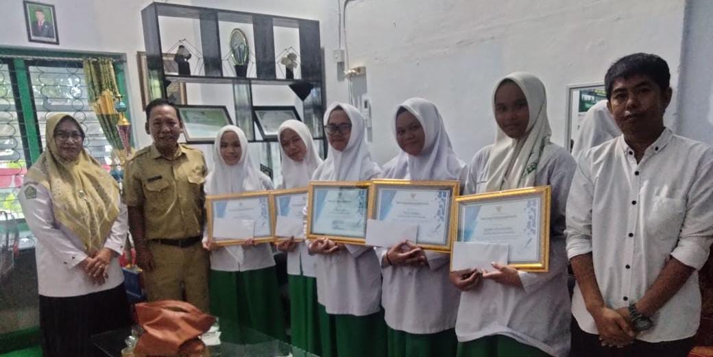 Lima Siswi MTs DDI Lil Banat Parepare Raih Juara Lomba Cipta Puisi dan Resensi Buku