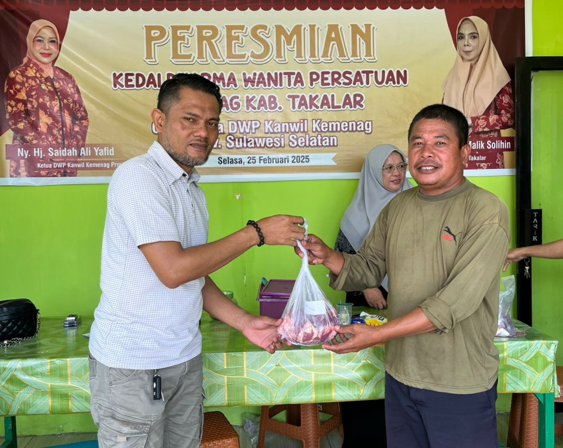 Suasana penyerahan  daging  kurban Kemenag Takalar