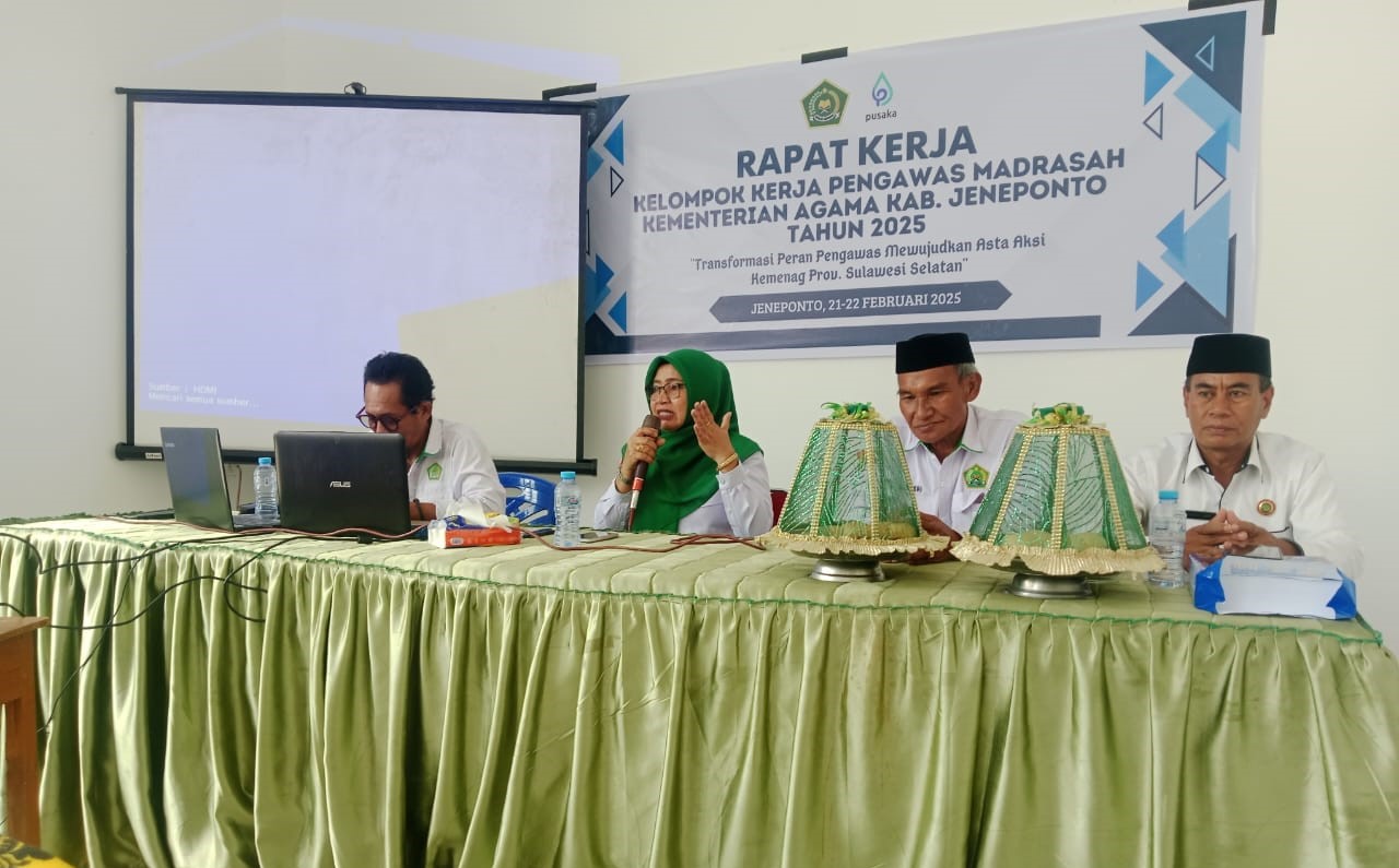 Hj. Salmah Saat Sambutan Dalam Penutupan Raker Pokjawas Madrasah