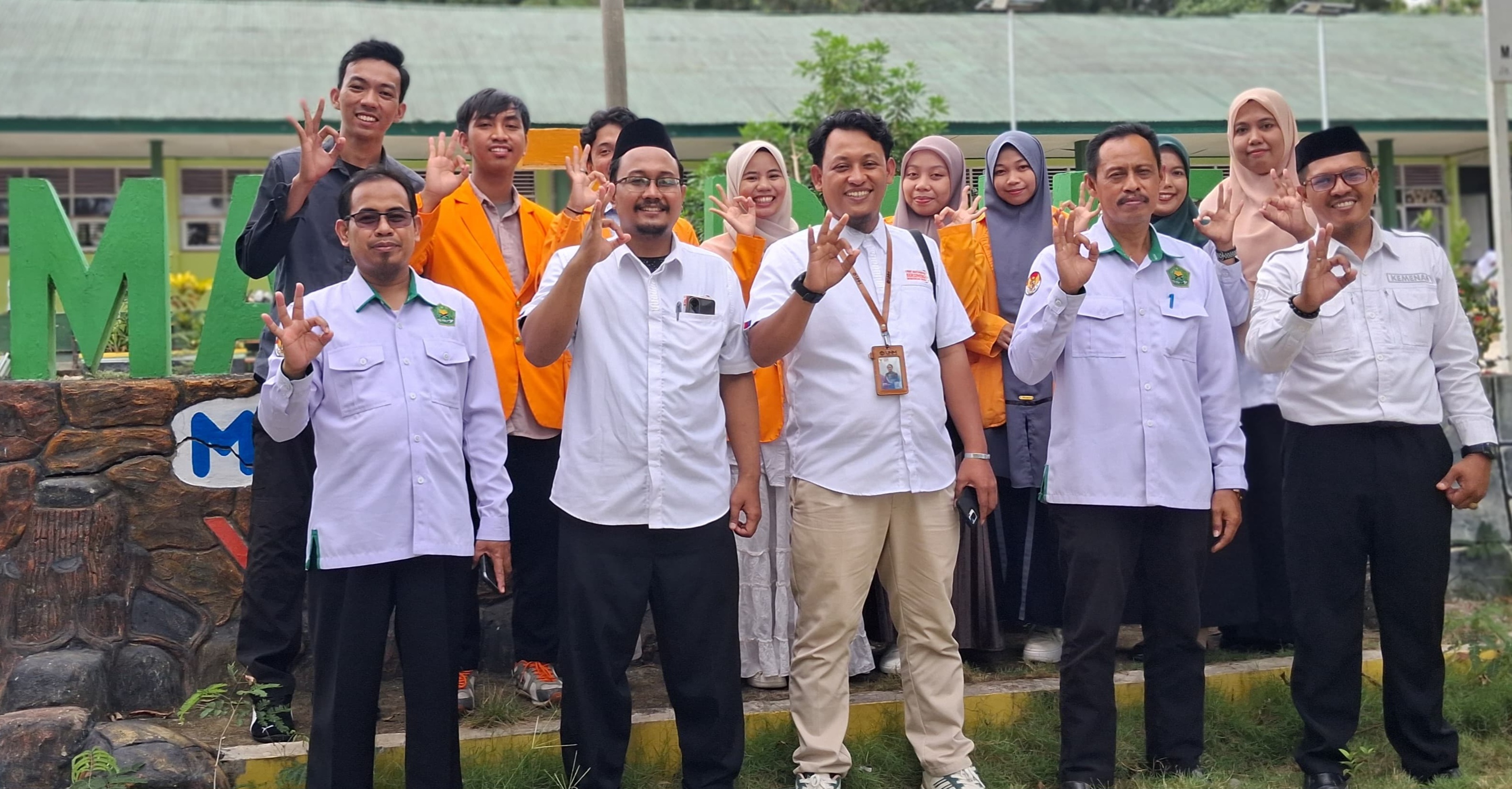 Foto bersama pihak MAN 3 Bone dan pihak Universitas Negeri Makassar