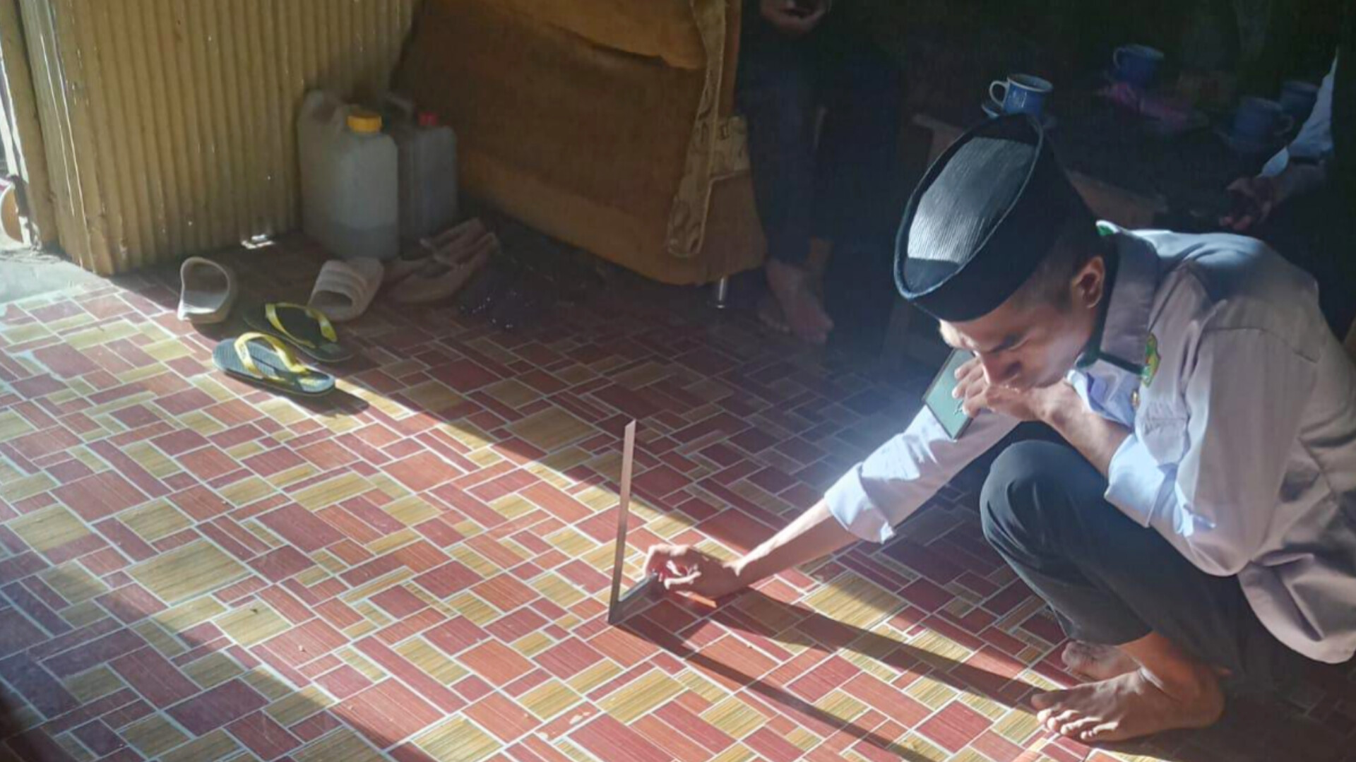 Salah seorang penyuluh KUA Uluere melakukan pengukuran arah kiblat pada Selasa, 15 Juli 2025 (Foto: KUA Uluere)