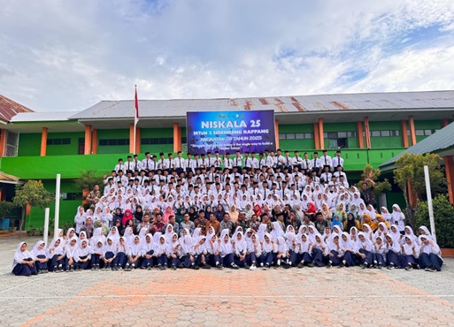 Mengabadikan Momen Terakhir: Siswa Kelas 9 MTsN 2 Sidrap Berfoto Bersama