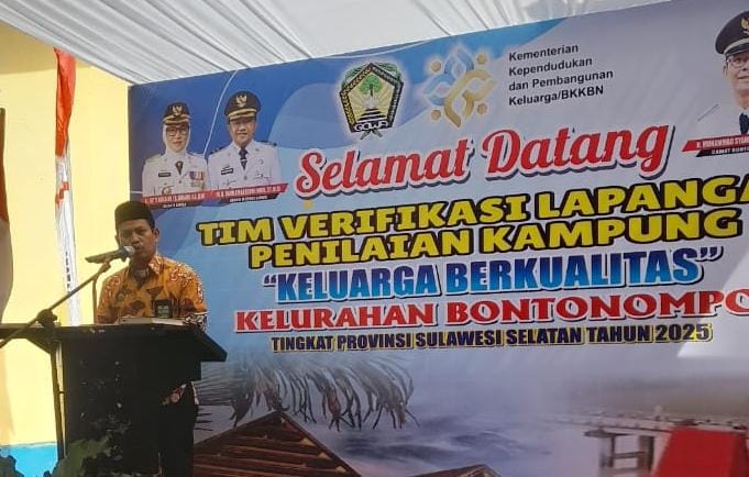 Kepala KUA saat melantunkan doa