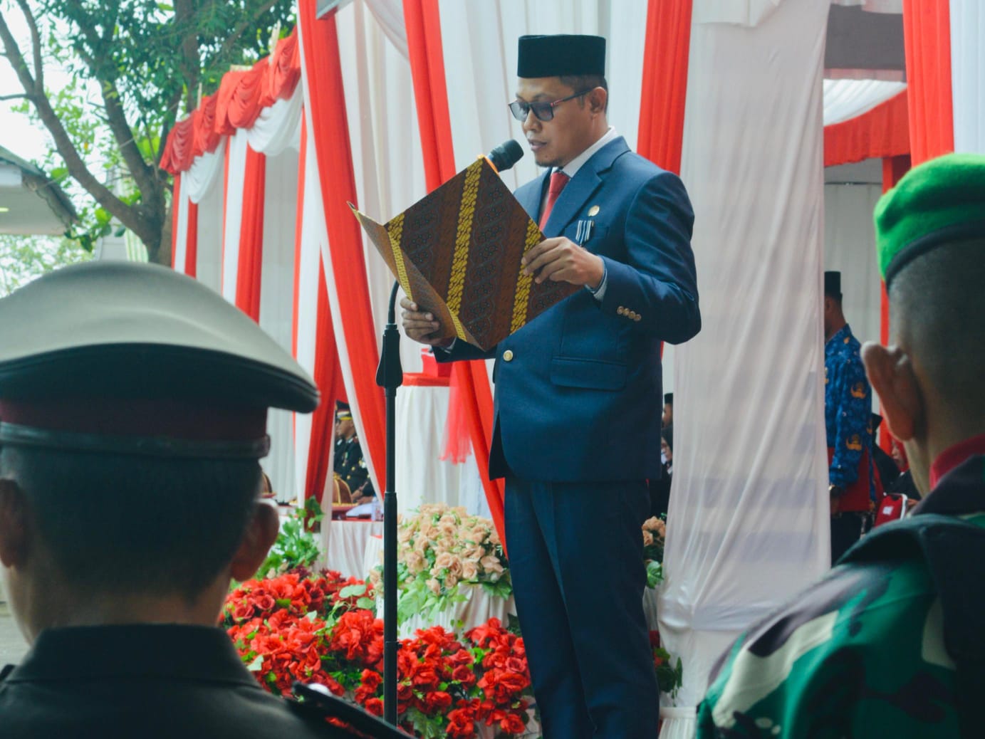 Kepala KUA saat pembacaan doa