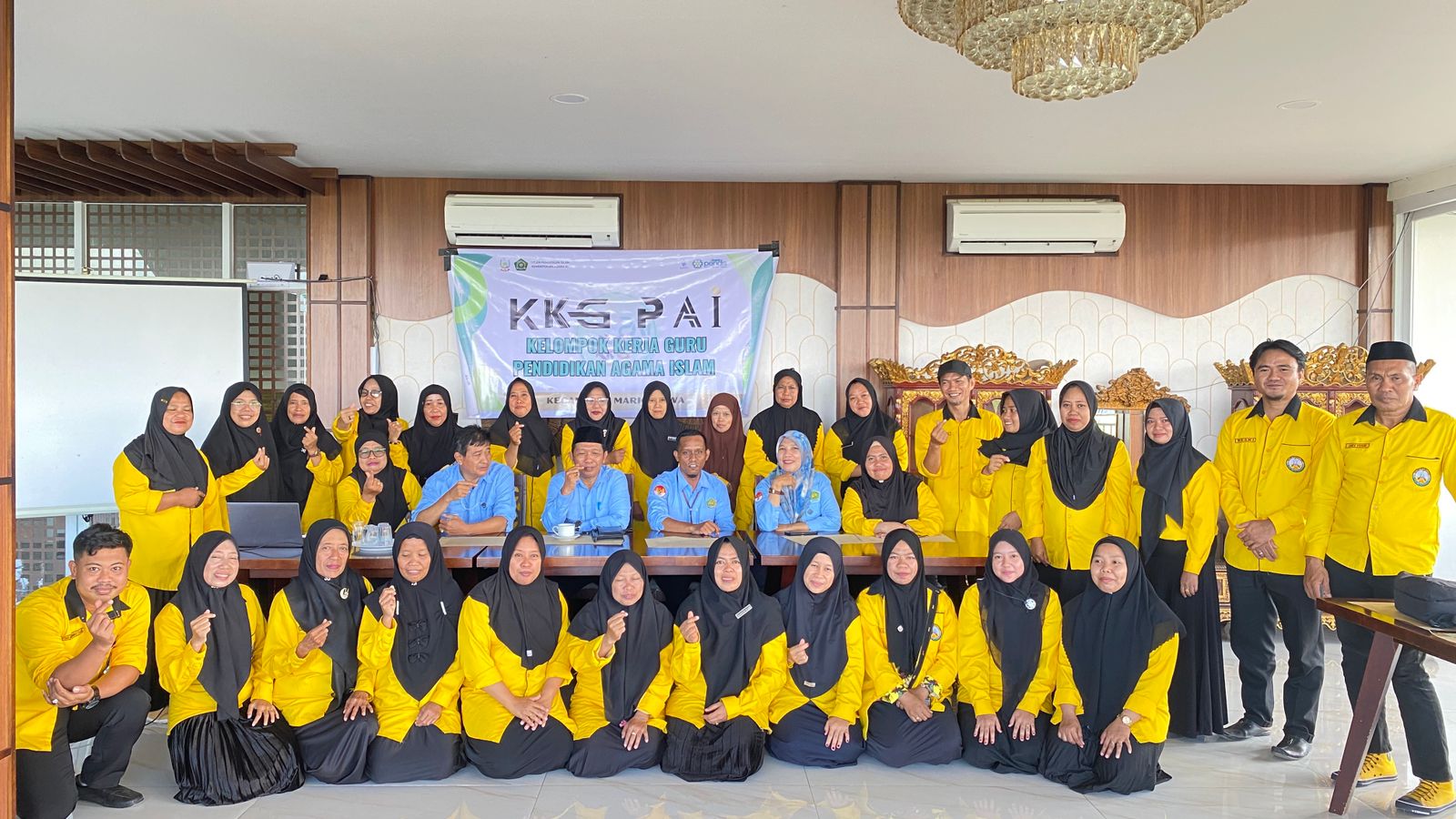 Foto bersama dengan Peserta KKG PAI Kecamatan Marioriawa