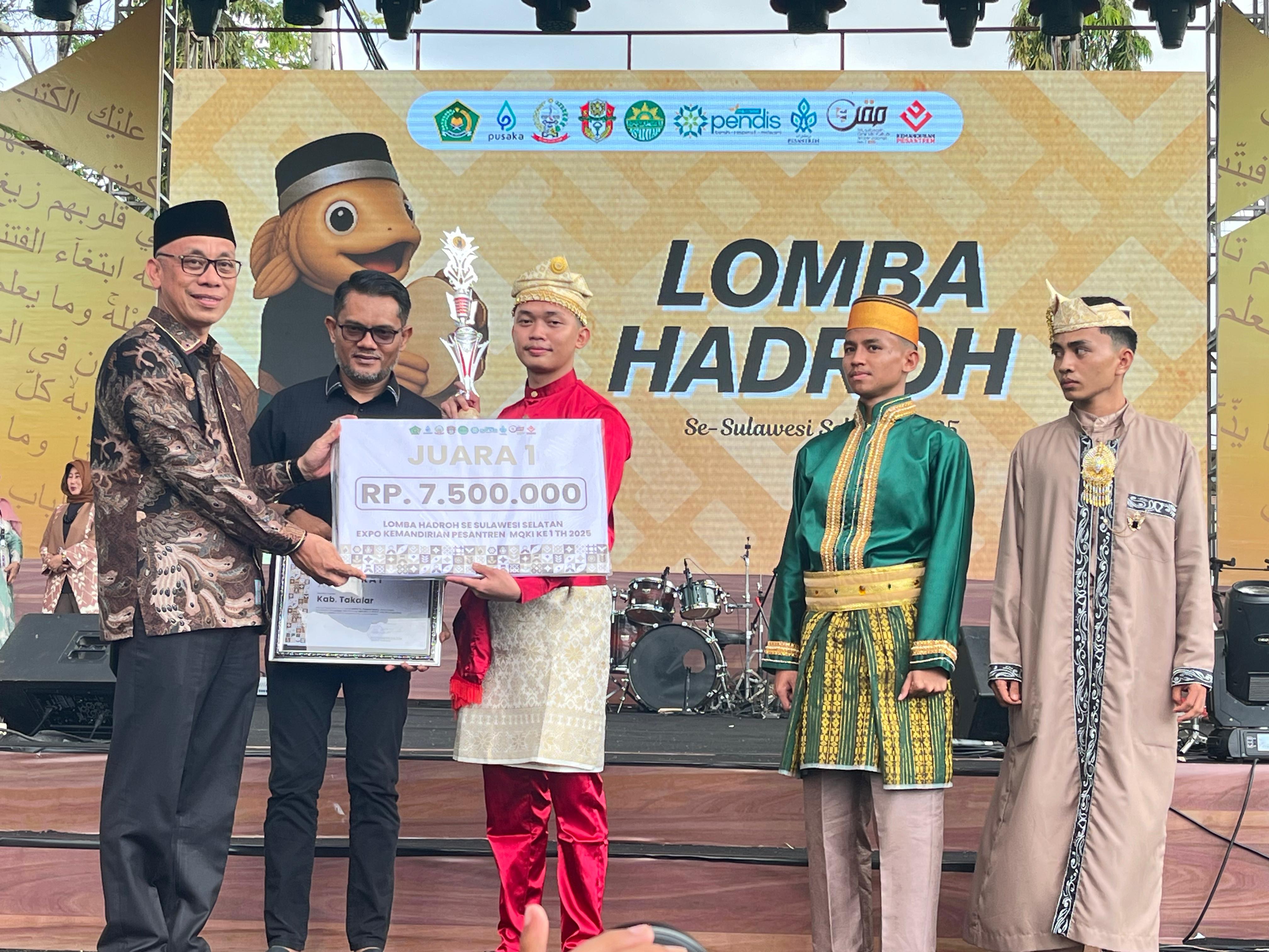 Kasubbag TU mendampingi Kabid PD Pontren saat penyerahan hadiah pada juara satu lomba Hadroh kabupaten Takalar