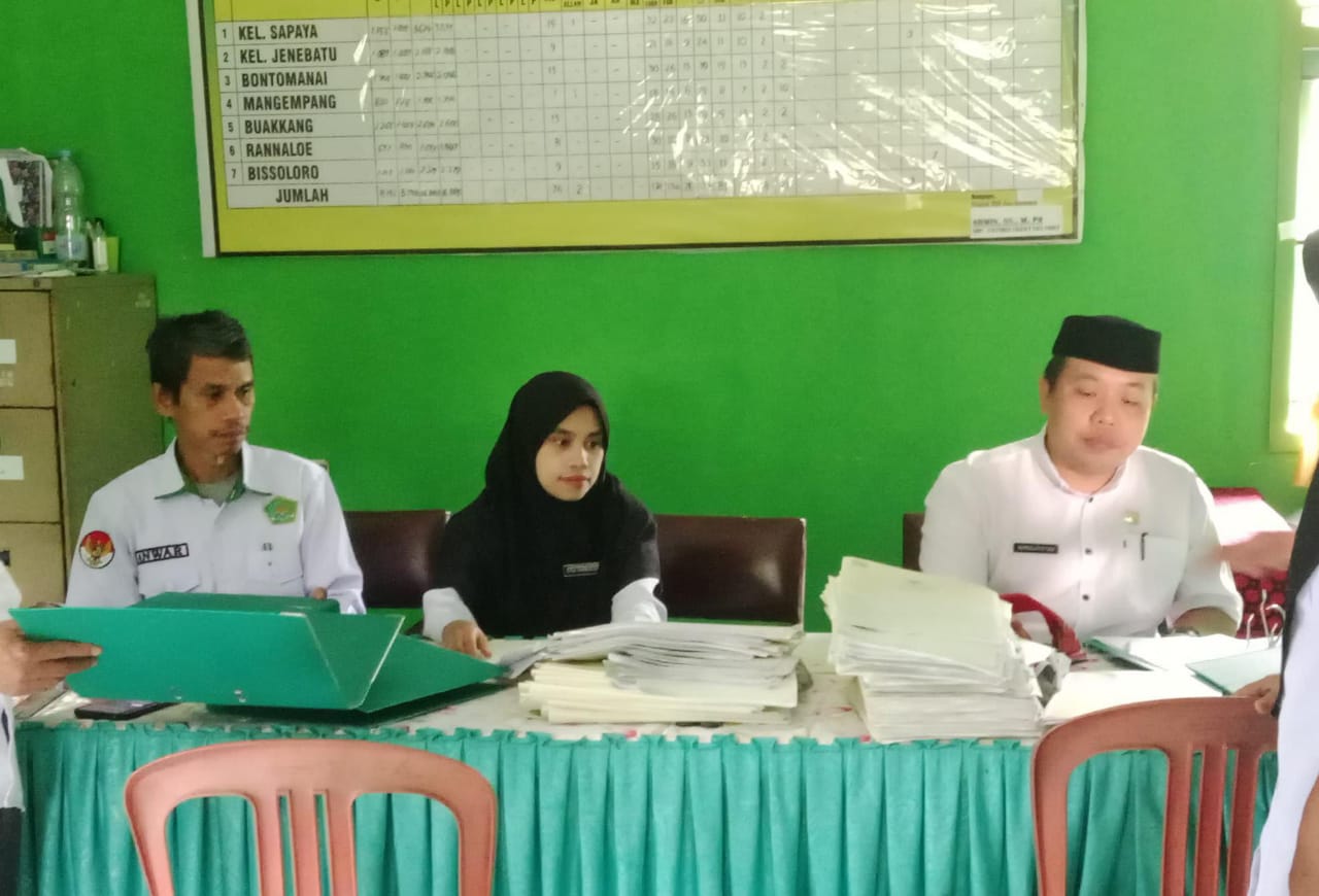 Staf KUA Bungaya saat menata arsip