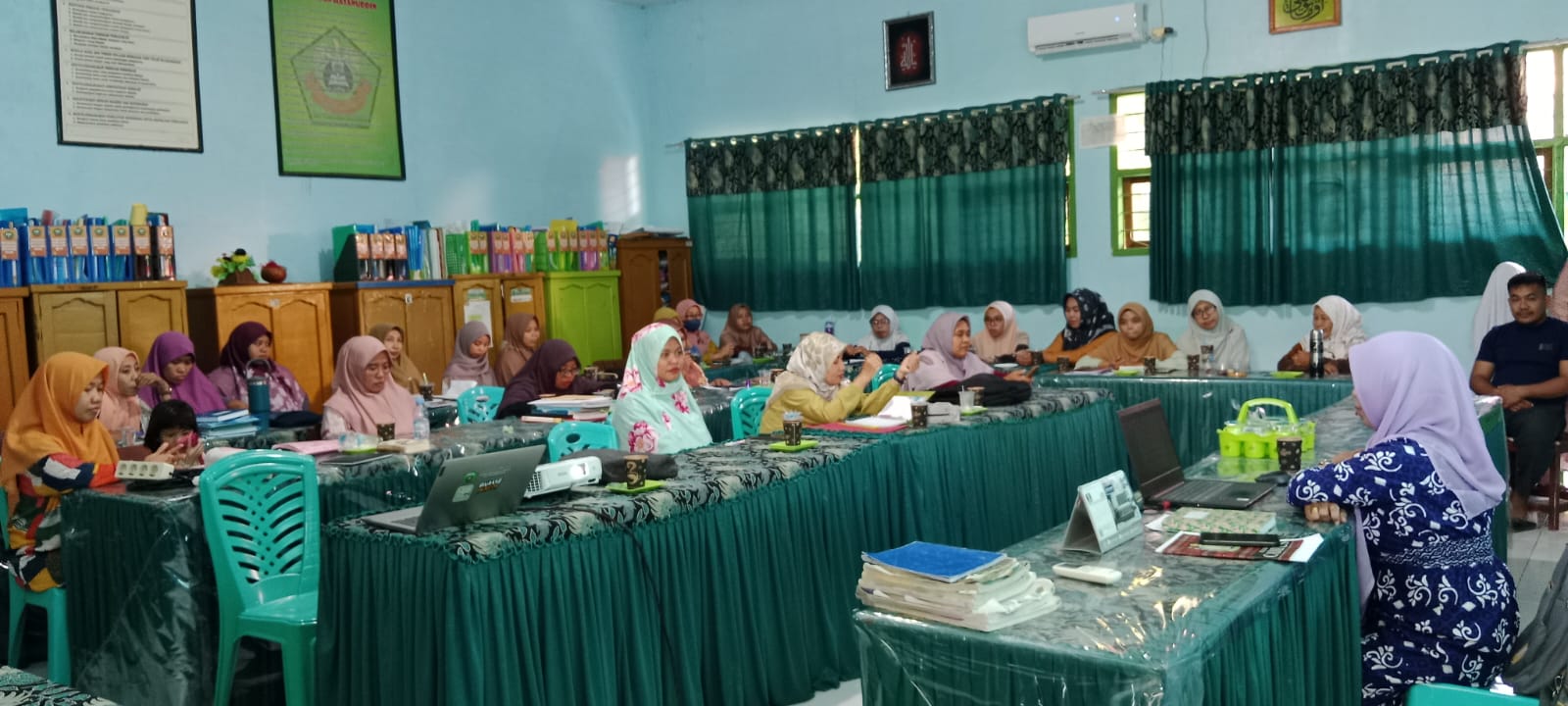 Pertemuan di ruang guru