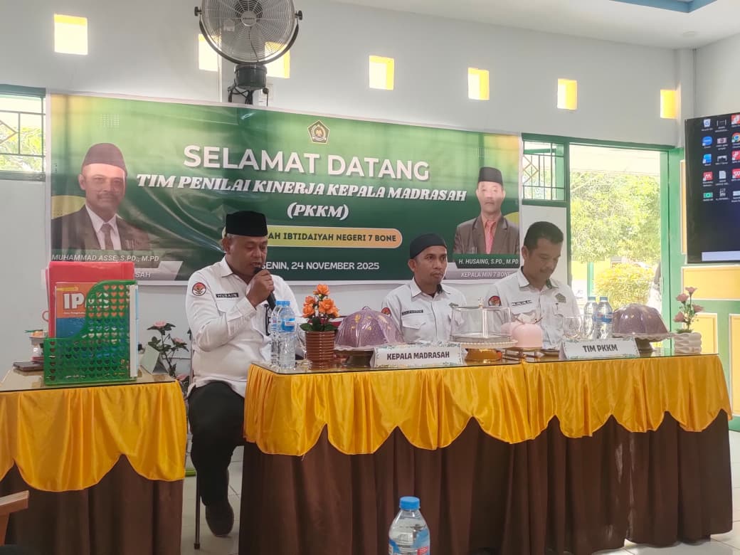 Pengawas MI, Muhammad Asse dan Saifuddin saat memberikan arahan dalam kegiatan PKKM di MIN 7 Bone