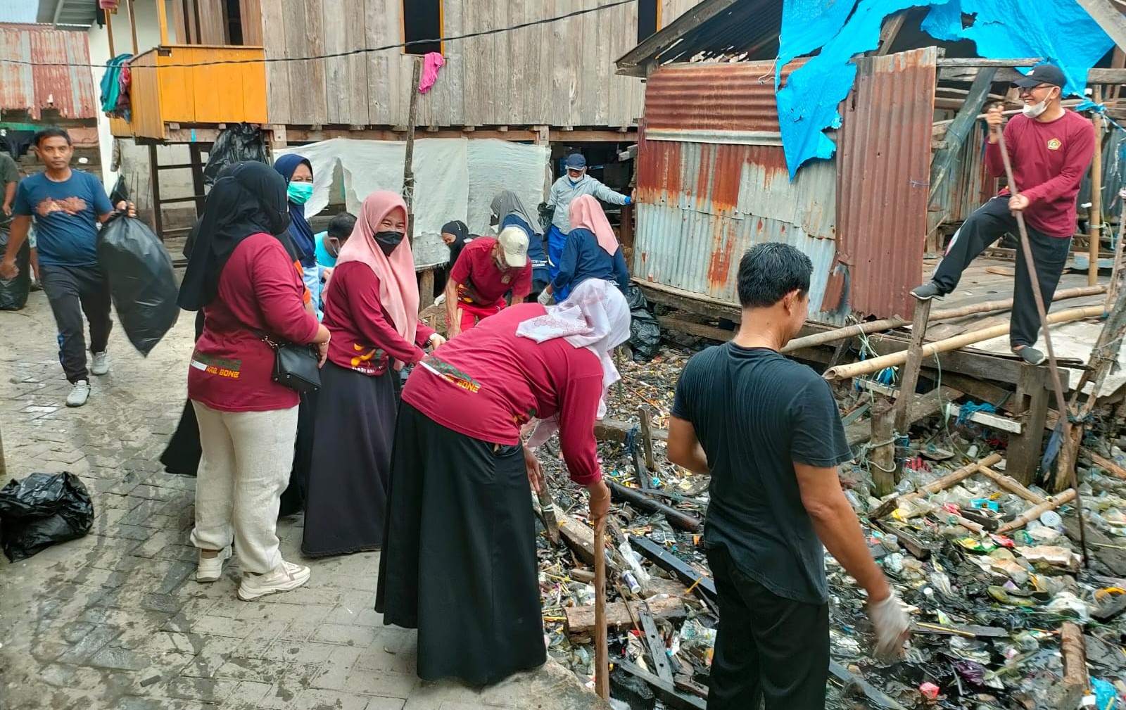 Kepala KUA Timur Bersama Jajarannya Ikut Kerja Bakti 3000 Kantong Sampah di Kampung Bajo