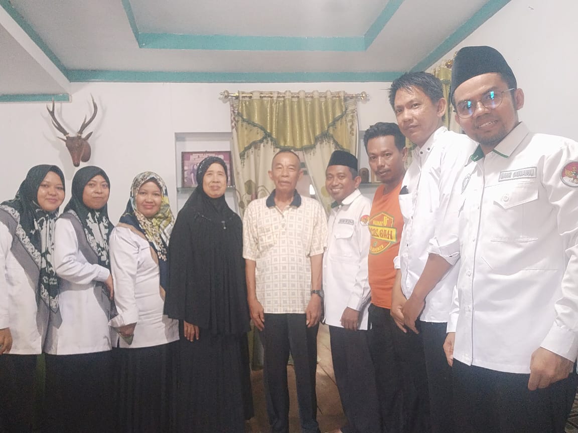 sesi foto bersam dengan ketua majli taklim (BKMT) Kecamatan Dua Boccoe