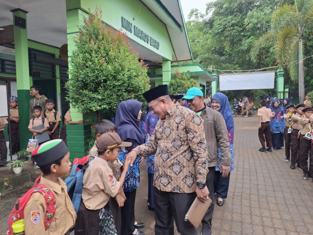 Kakankemenag Maros H. Muhammad saat berkunjung ke MIN Maros.