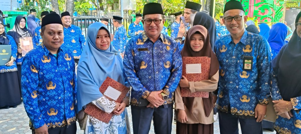 Kakankemenag Maros bersama juara OMI Sulsel bidang matematika (foto: ist)