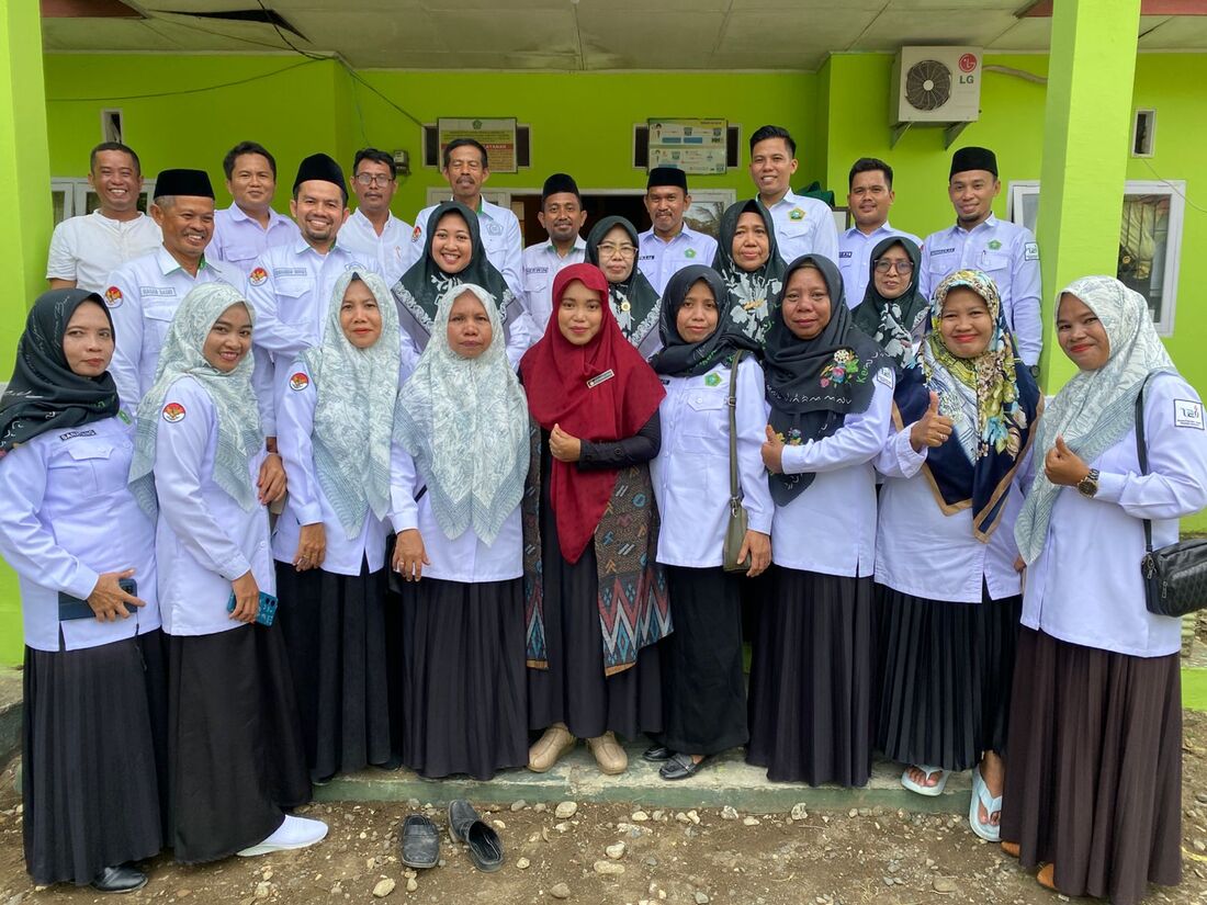 foto bersama di depan kantor KUA Dua Boccoe