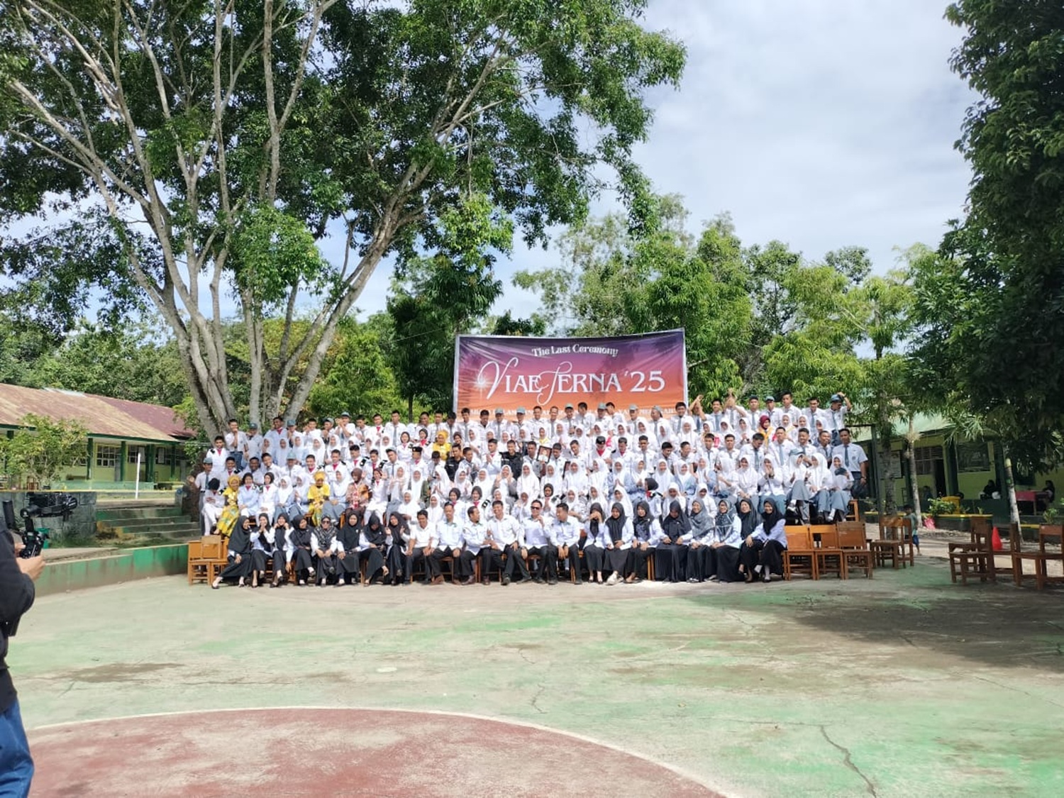 Foto bersama siswa dan guru dalam acara Last Ceremony di MAN 3 Bone