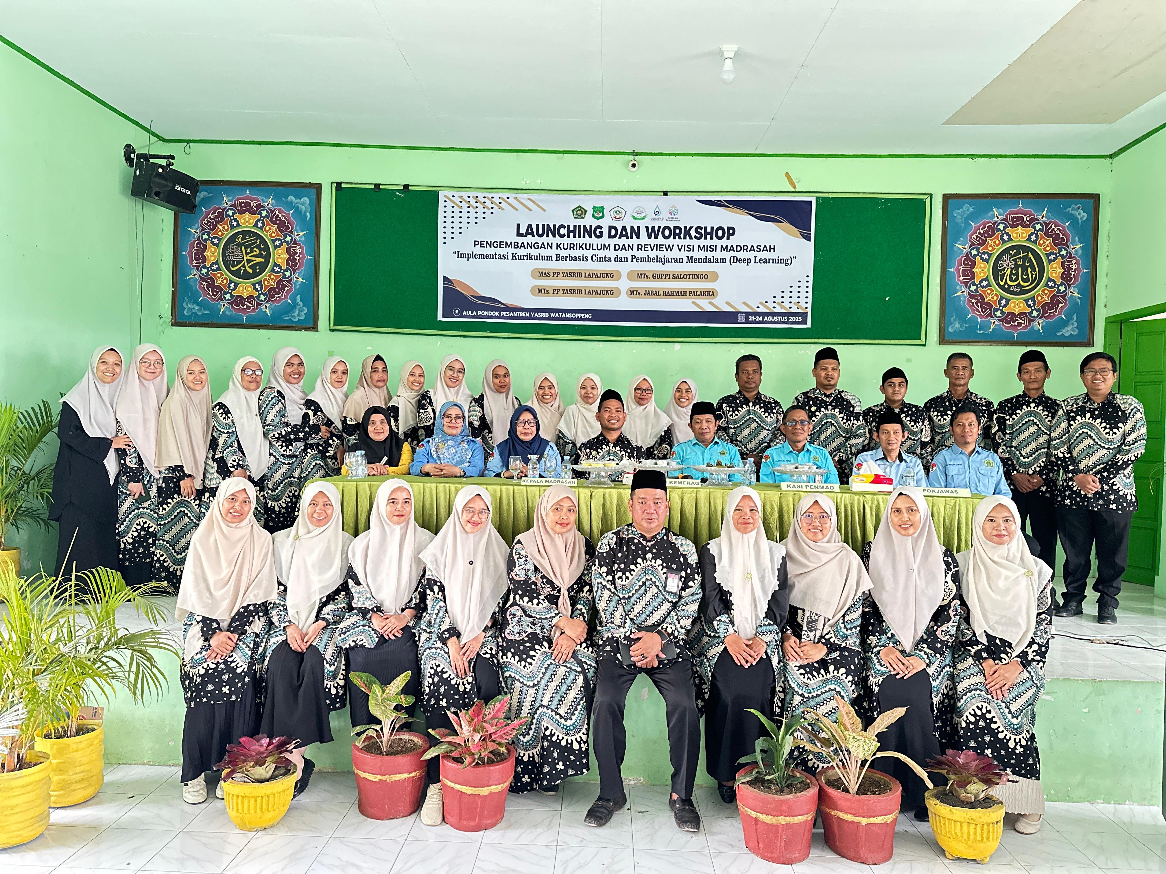 Potret kebersamaan para guru dan tenaga pendidik dalam memperkuat visi pendidikan madrasah menuju generasi unggul, berkarakter, dan penuh cinta.