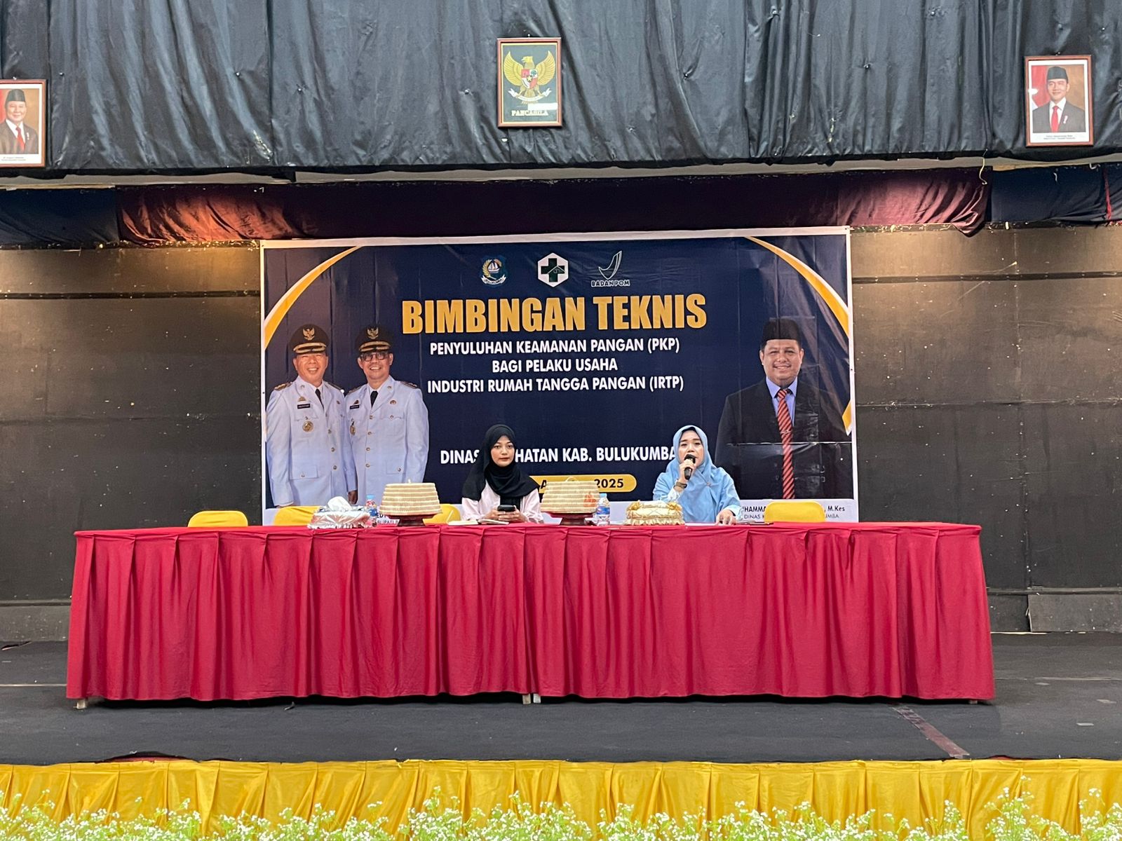 Pengawas Jaminan Produk Halal Kemenag Bulukumba, Nur Suhaera Rais, S.Si., saat membawa materi Alur Registrasi dan Sertifikasi Halal