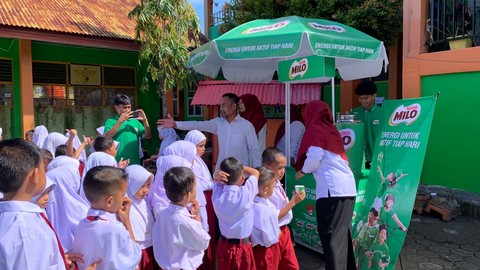 Peserta Didik MIN 2 Sinjai Cicipi Produk Baru Milo Indonesia
