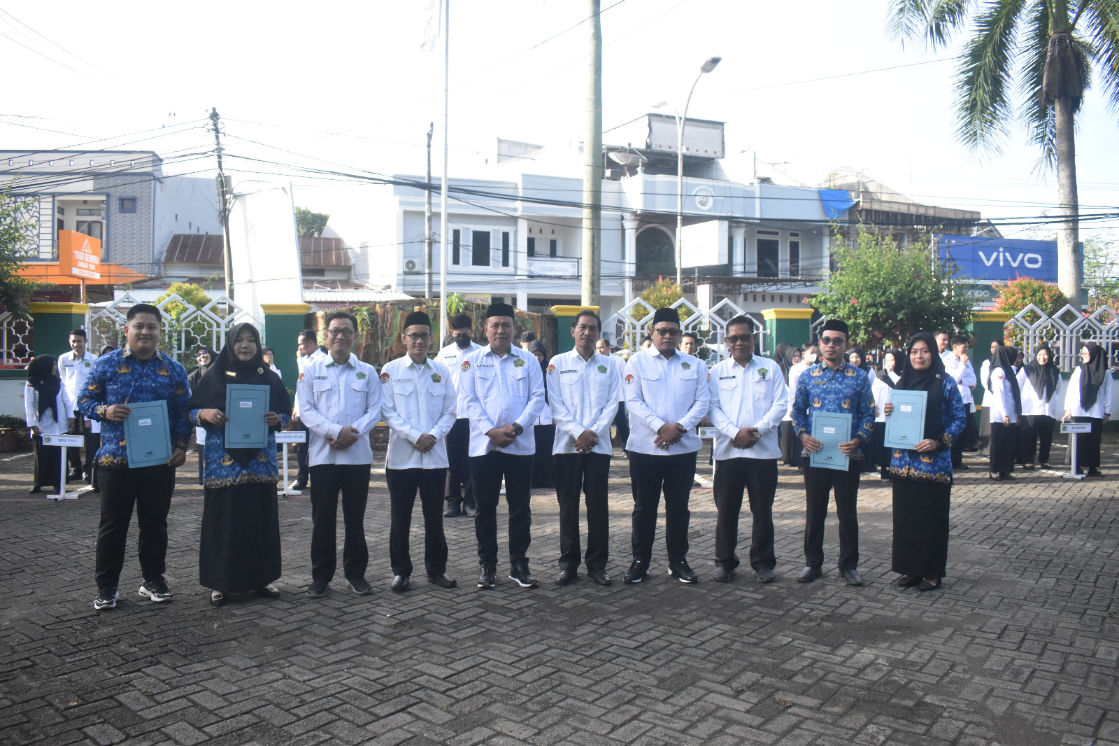 Kakan Kemenag Bone H. Abdul Rafik bersama Pejabat Manajerial dan PPPK yang menerima SK Penugasan secara Simbolis