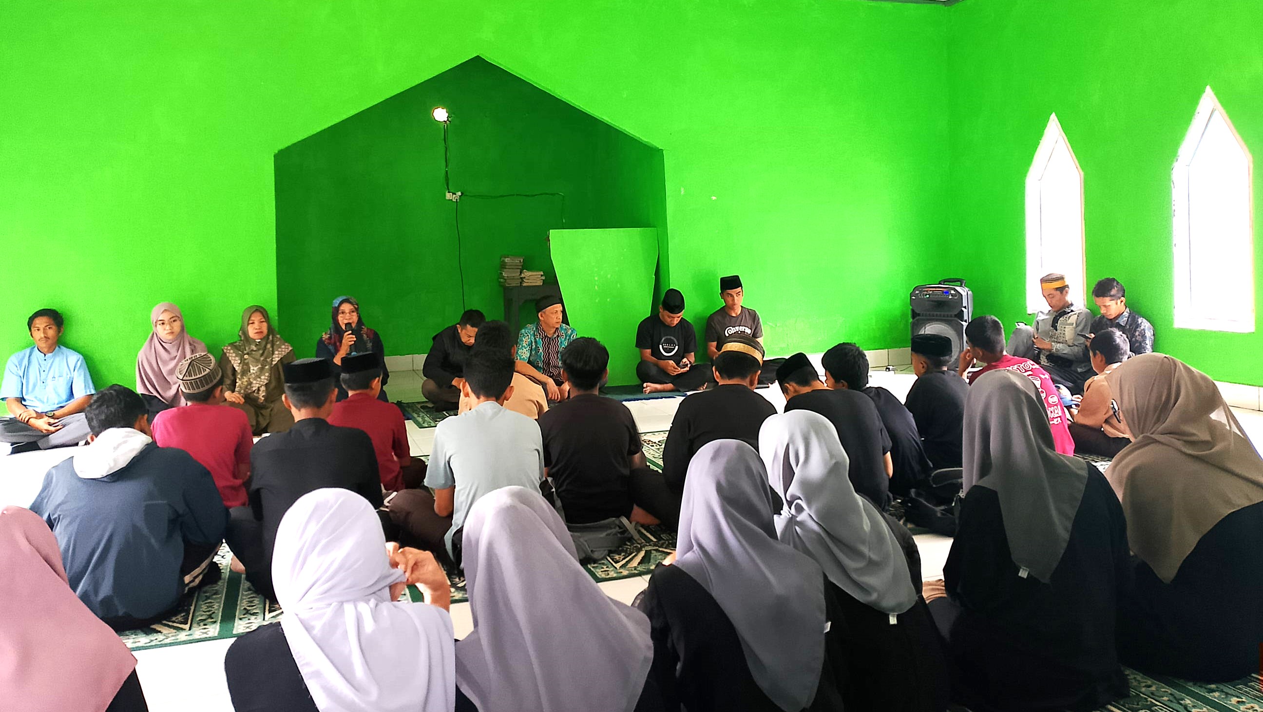 Pemberian materi Pesantren Ramadhan di Mushallah MAS Darul Qalam Bulukumba.