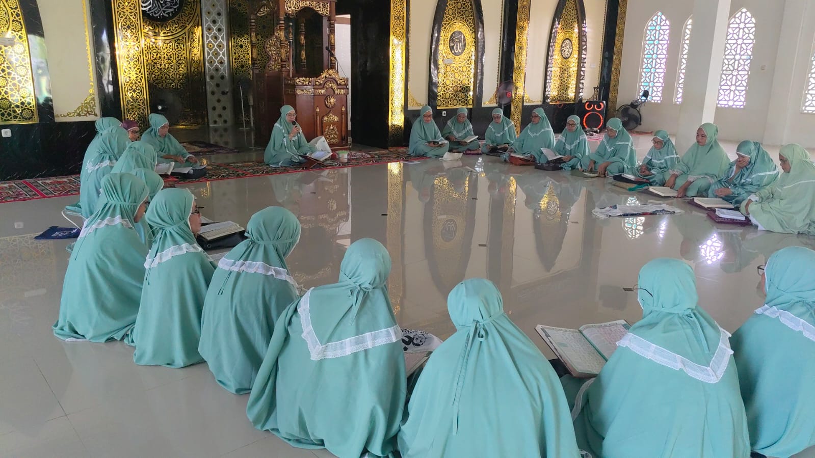 Jamaah majelis taklim Nurul ilmi fokus mempelajari Alquran