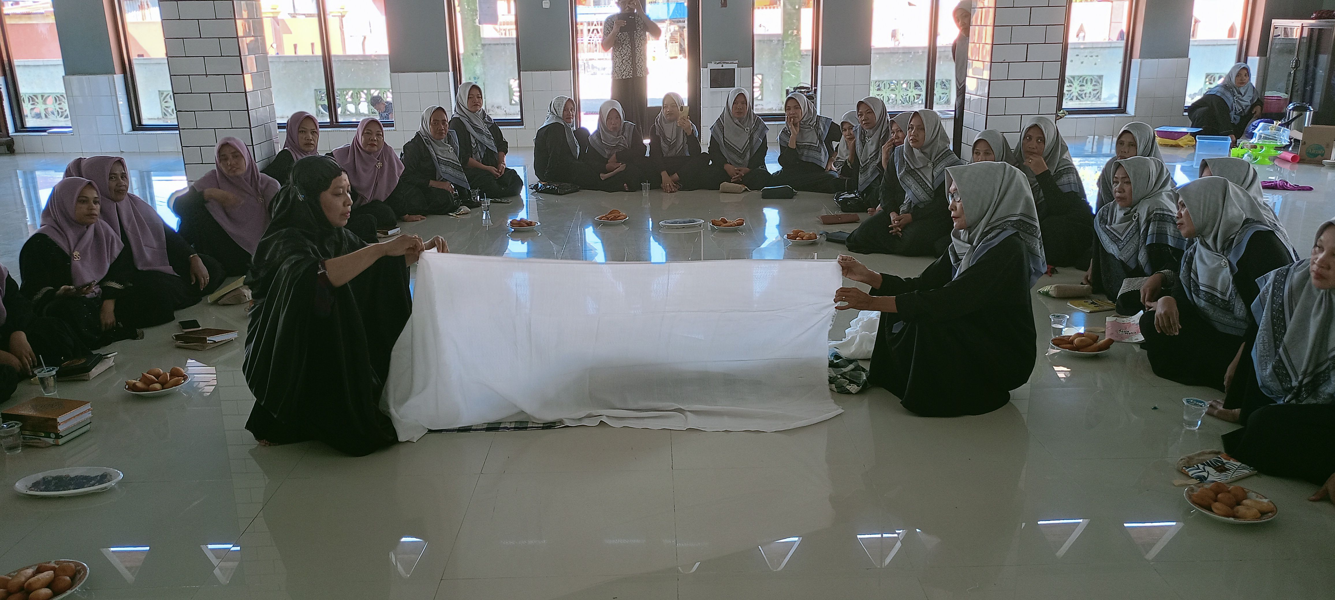 Masyarakat Antusias Mengikuti Praktek Penyelenggaraan Jenazah