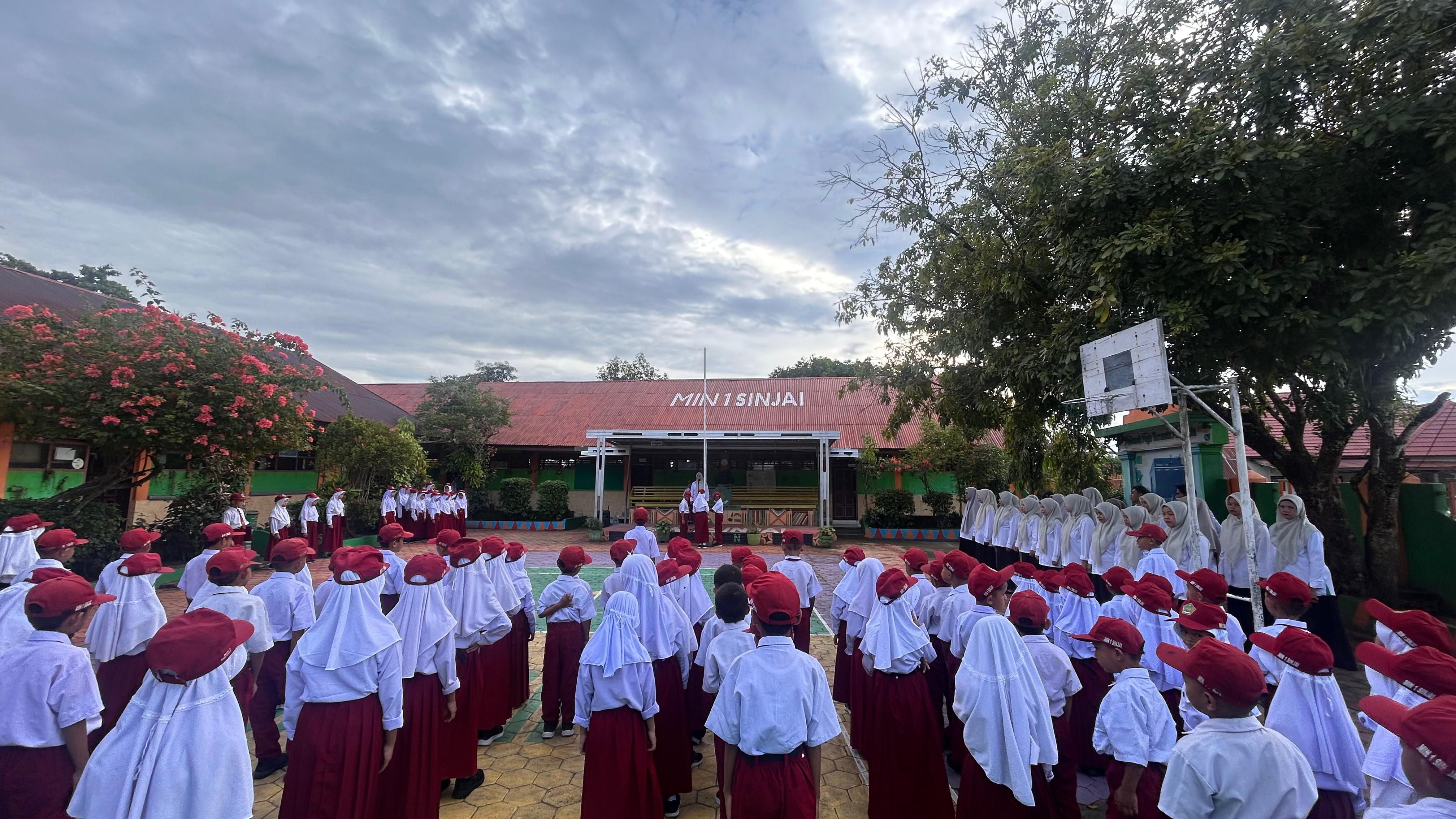 Kamad MIN 1 Sinjai Tekankan Disiplin, Kebersihan, dan Semangat Belajar dalam Upacara Senin Pagi