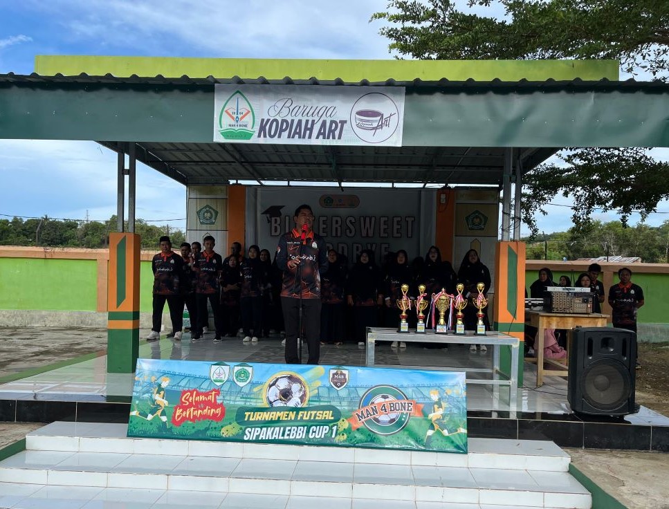 Kepala MAN 4 Bone membuka turnamen Fitsar "Sipakalebbi" CUP 1 di hadiri oleh Pendidik dan Tenaga Kependidikan MAN 4 Bone