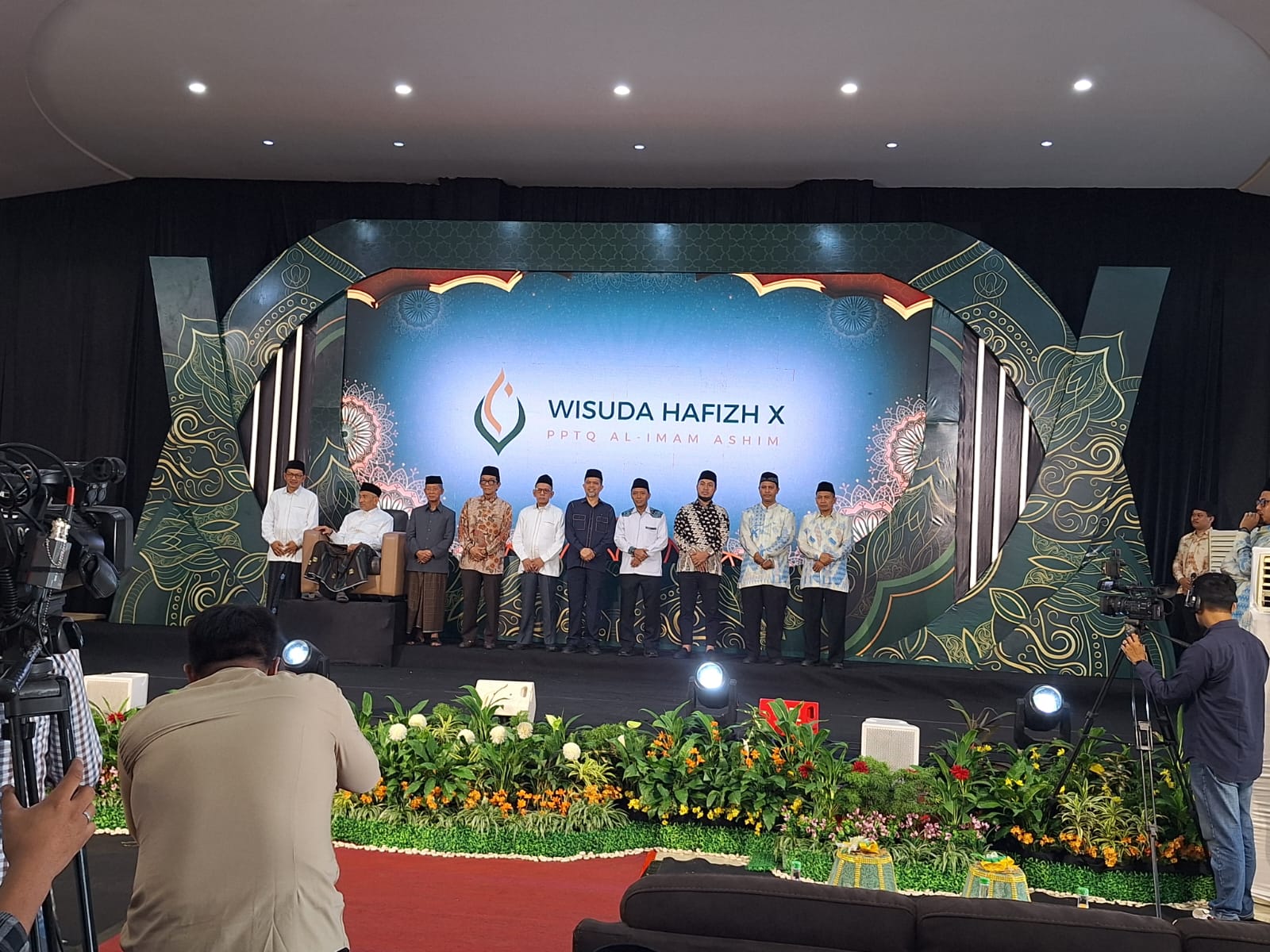 Kakankemenag Kota Makassar saat menhadiri Wisuda Hafizh X Pondok Pesantren Tahfizhul Qur'an Al-Imam Ashim